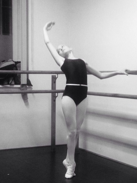 Nienke in ballet class